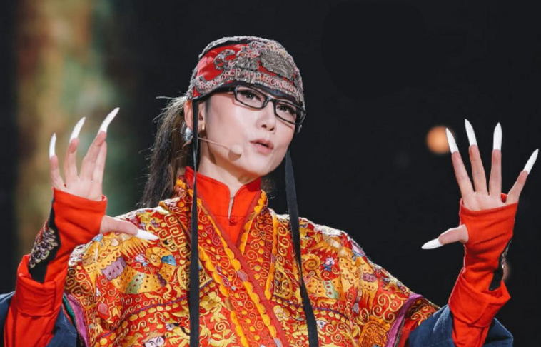 隐藏10年(杨丽萍隐藏10年秘密被揭开,戴帽子不为装