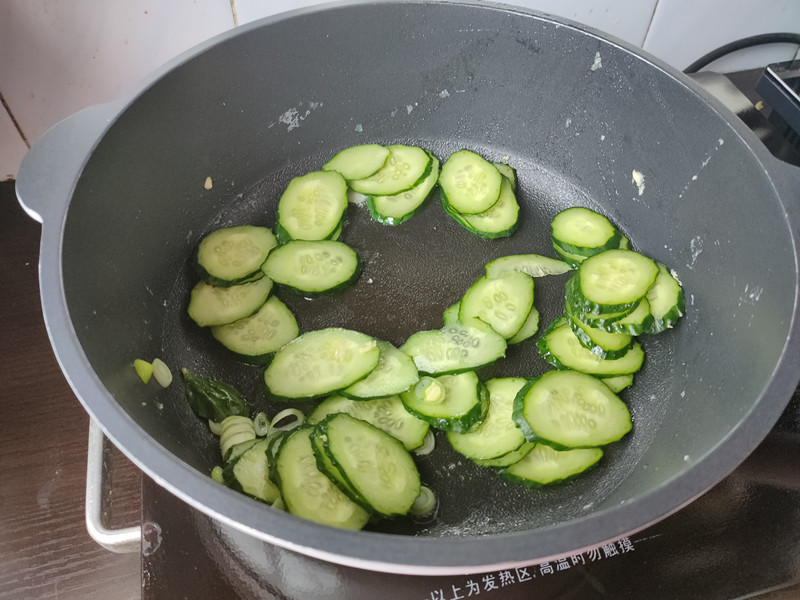 大鱼大肉吃多了，来一道清新爽口的黄瓜炒鸡蛋，5分钟就出锅