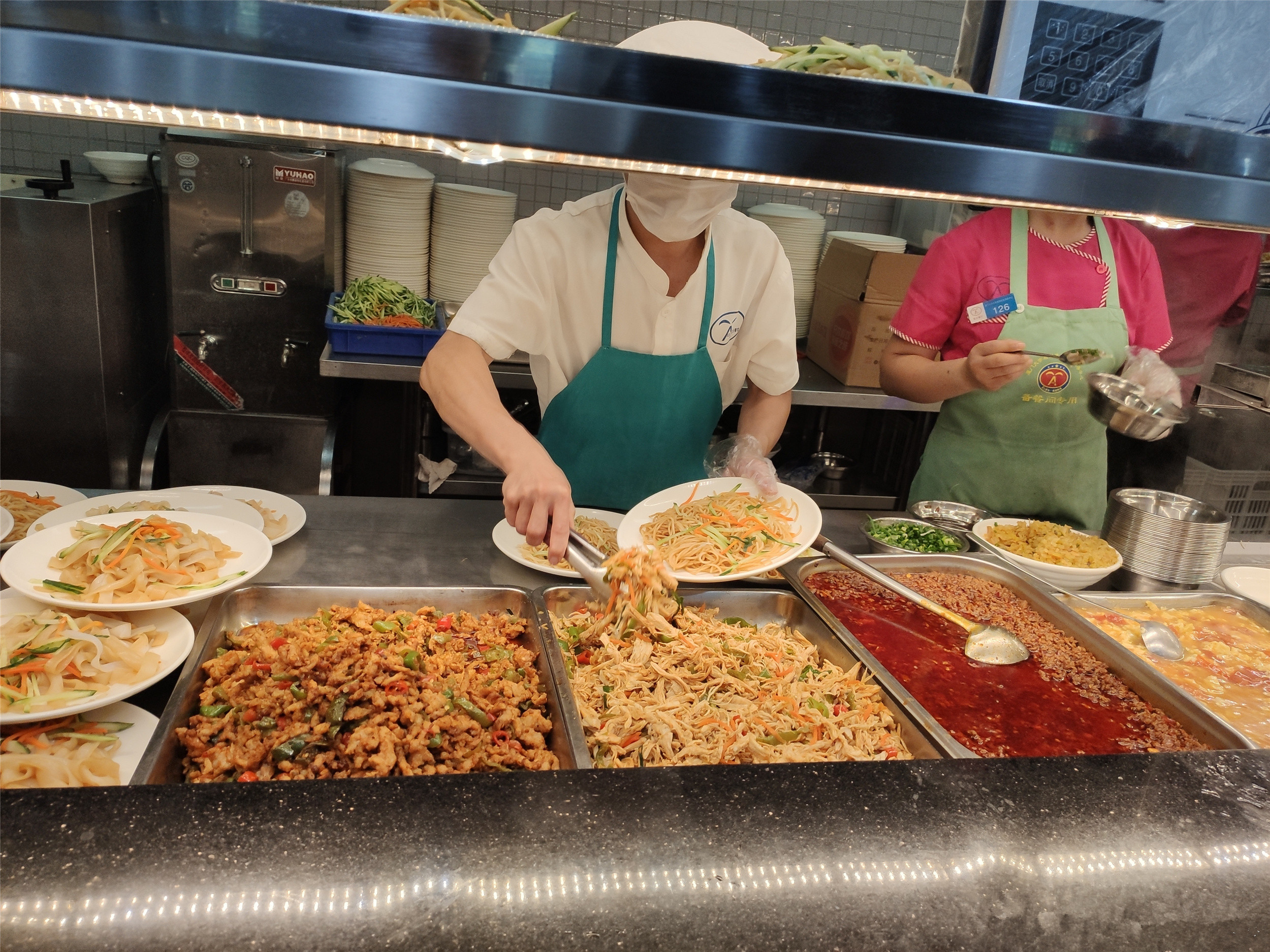 厦门大学食堂有多好？中式大厨做盘菜6元，米饭免费10年，值了