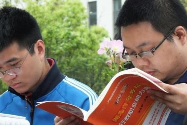 有种公务员叫选调生，部分高校大学生可以报考，考上或许是干部