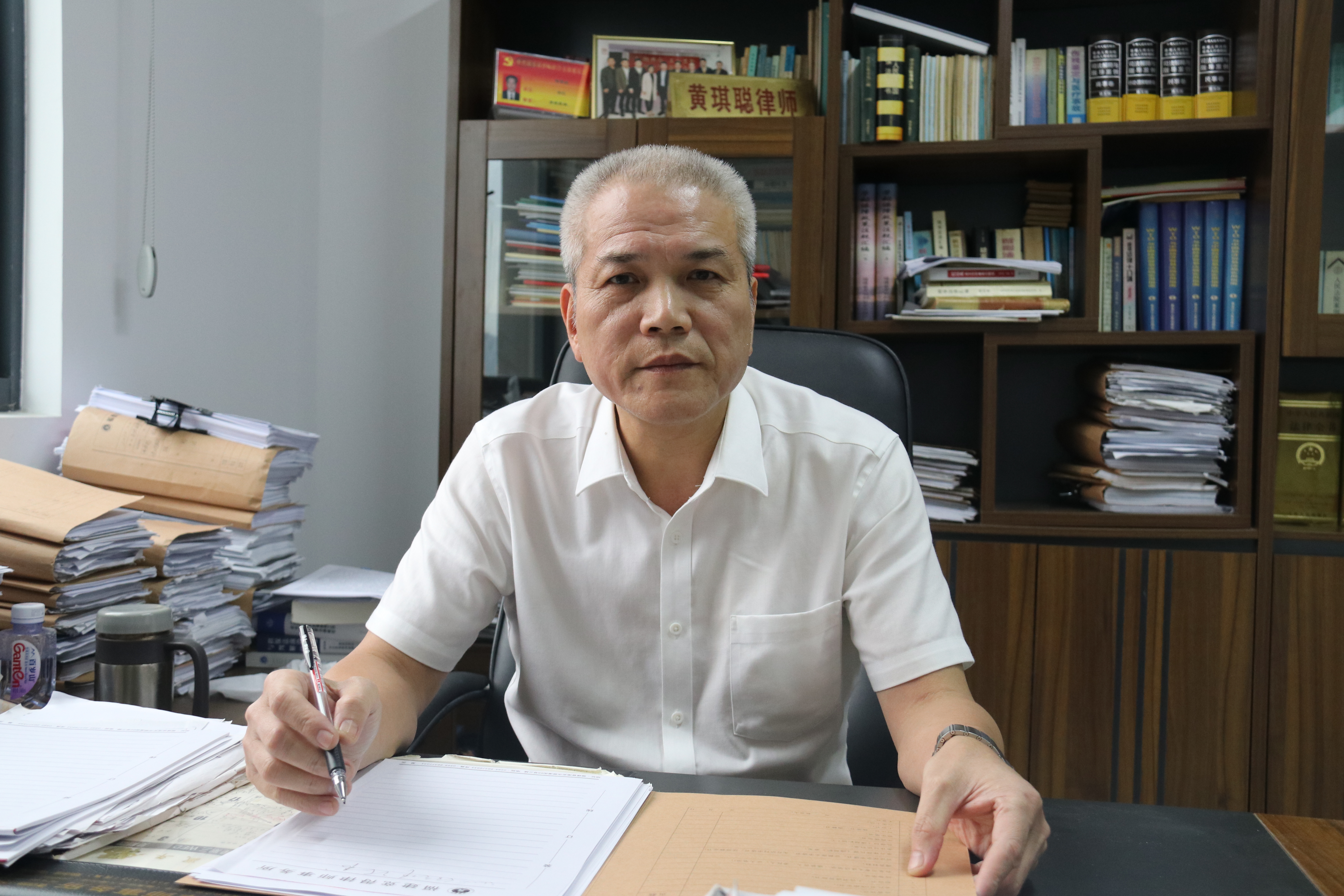 他辞去公职创业，成全省文明诚信先进律师