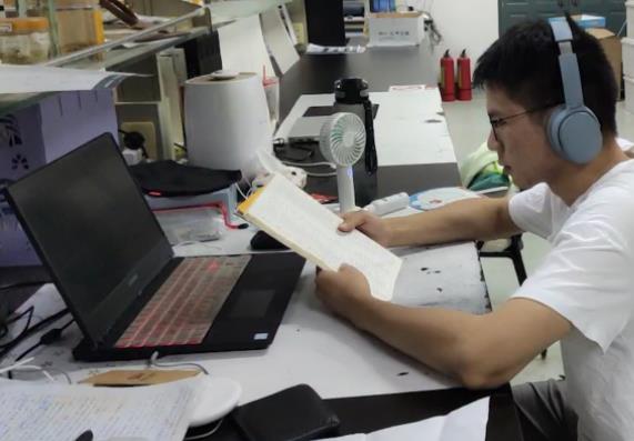 高校开学，研究生看到寝室以后直摇头，寝室环境究竟能有多差？