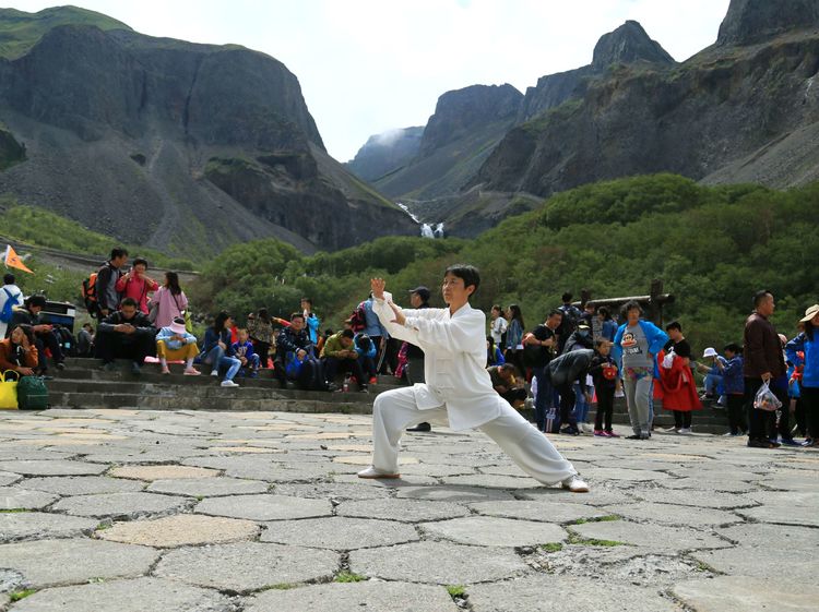 长白山：东北亚第一神山！“千年积雪万年松，直上人间第一峰”