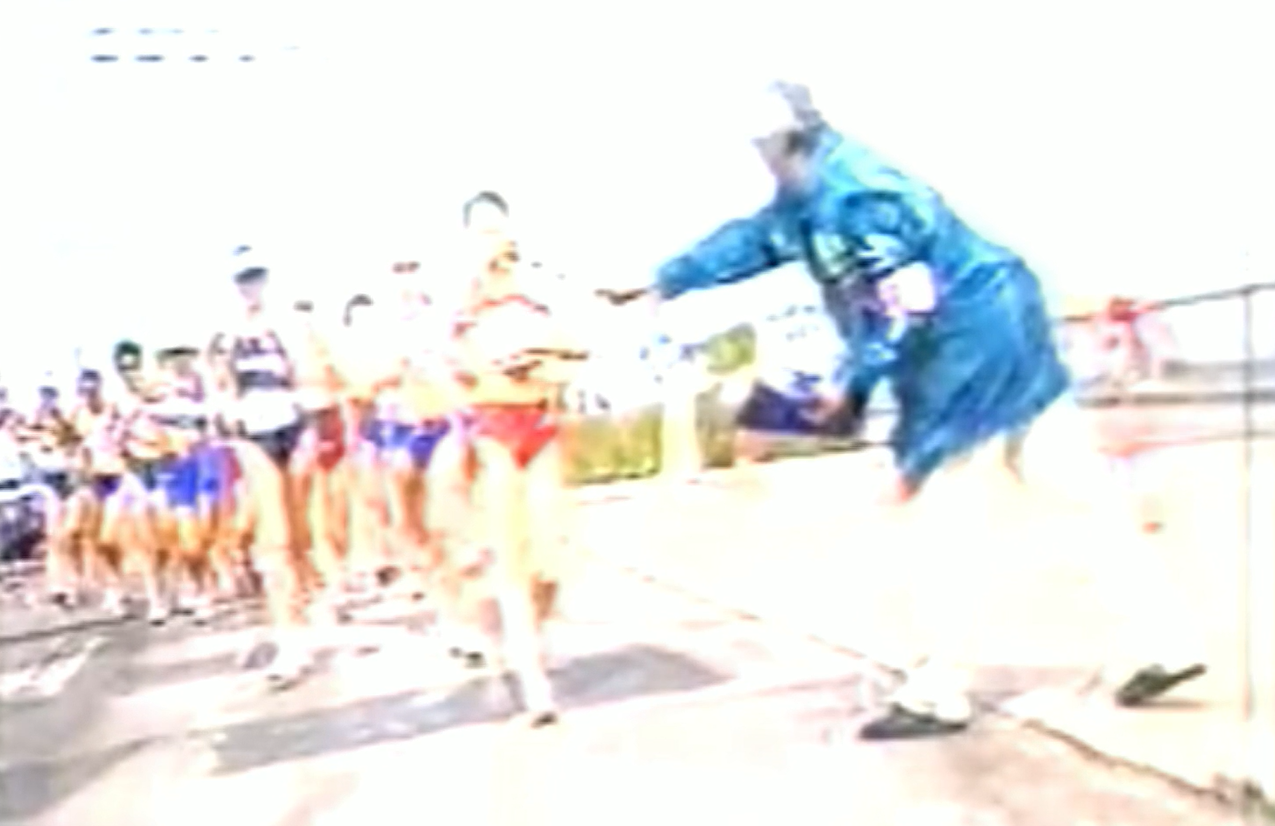 20公里竞走为什么举黄牌（中国小将夺得冠军无人欢呼，只能自己默默绕场地庆祝）