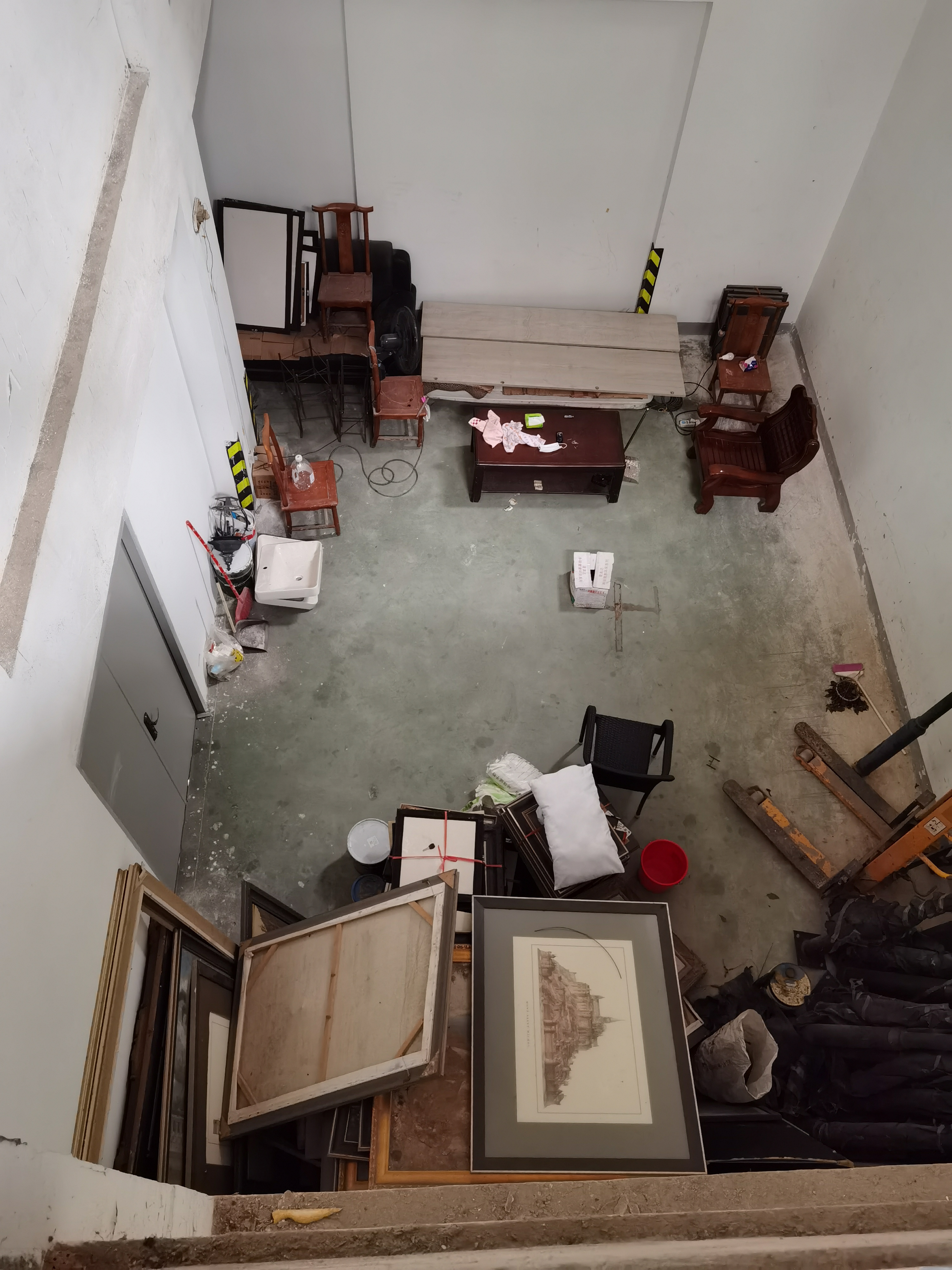 均价9万的小区，竟有人在地下车库搭了个“柴火间”