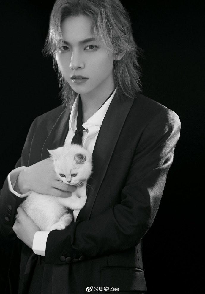 22岁发原创专辑，23岁选秀出道，理科生歌手周锐，却因网课上热搜