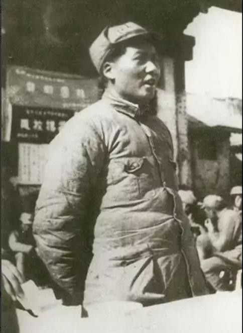 1986年，央视特殊文件送进中南海，胡耀邦：雷英夫是我军的活军史