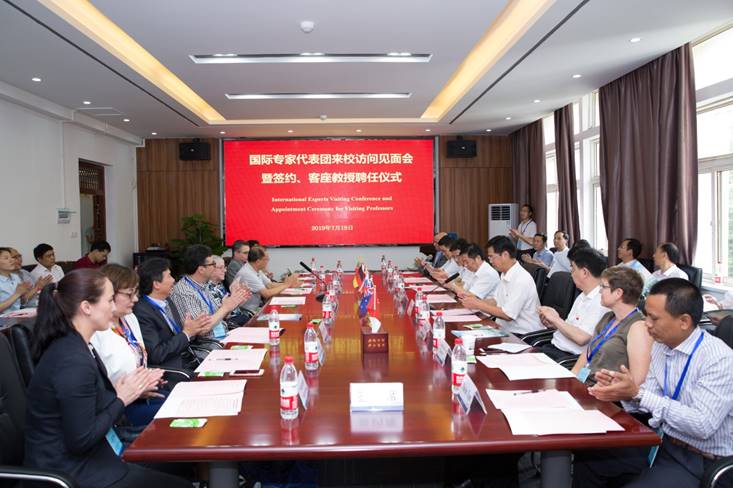 英、美、法、澳等多国专家学者抵达湖北，纷纷与这所大学建立合作