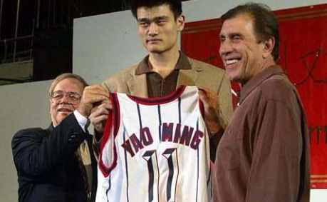 姚明为什么是nba状元(为何姚明能当NBA2002年状元？这4张照片给你答案)