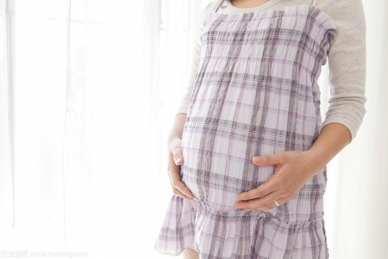 孕期怎样预防妊娠纹？妇幼专家分享：学会4招，远离“花肚皮”