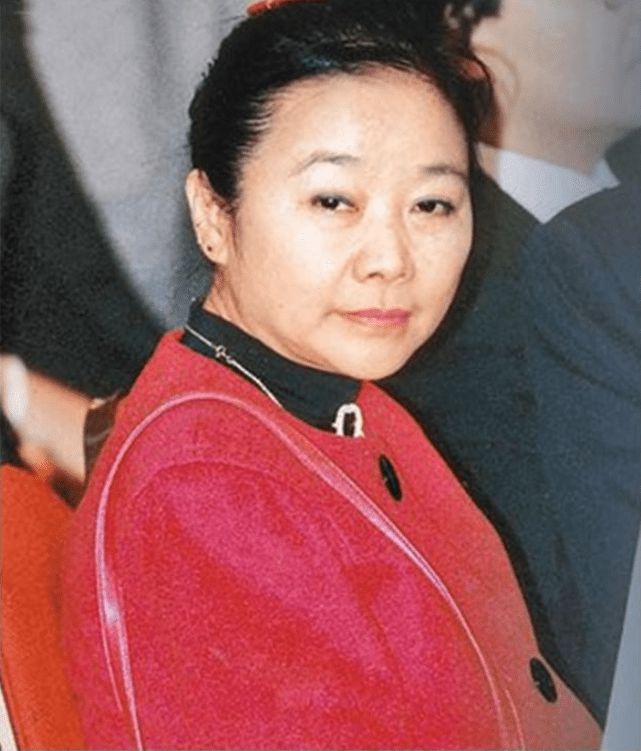 "百亿富婆"龚如心:身家400亿,200栋楼6700个车位,却疯癫半生