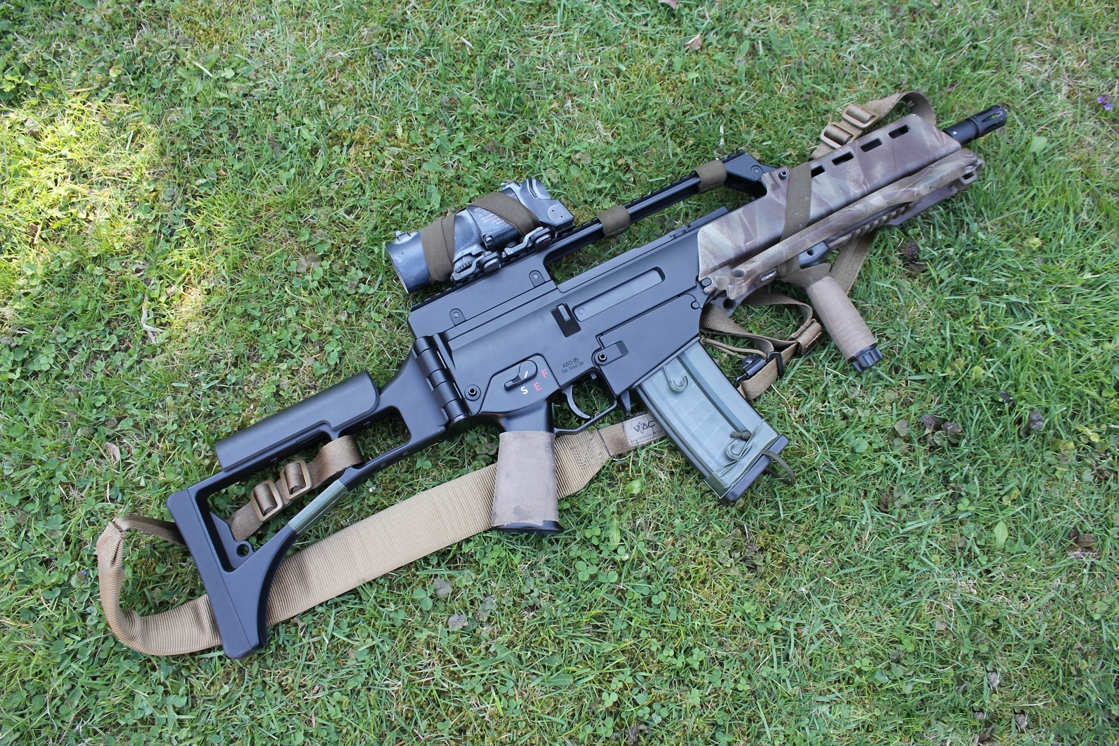 德军的标准制式武器,在1997年正式列装,当中还衍生出g36c型,g36k型等