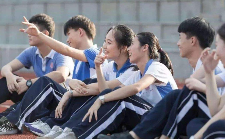 高考满分作文《酒》，全篇一个酒字没写，却有了让人沉醉的感觉