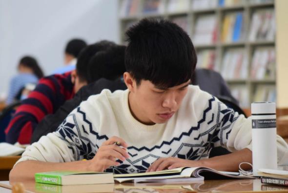 大学生另类毕业照走红，男生身穿旗袍争奇斗艳，让女生都自愧不如