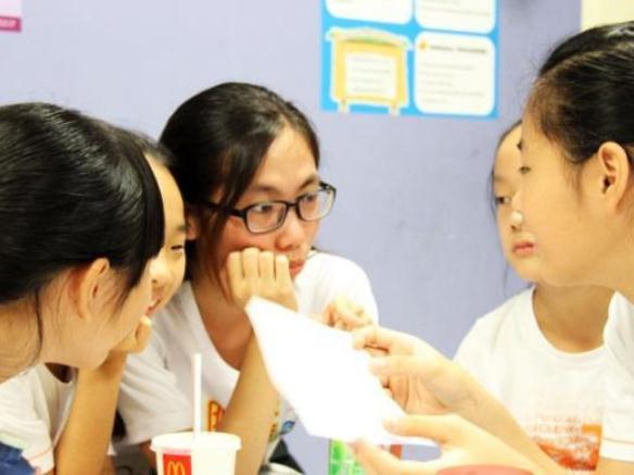 寒门三胞胎兄妹高考成绩揭晓，都考过了一本线，学霸小妹实至名归