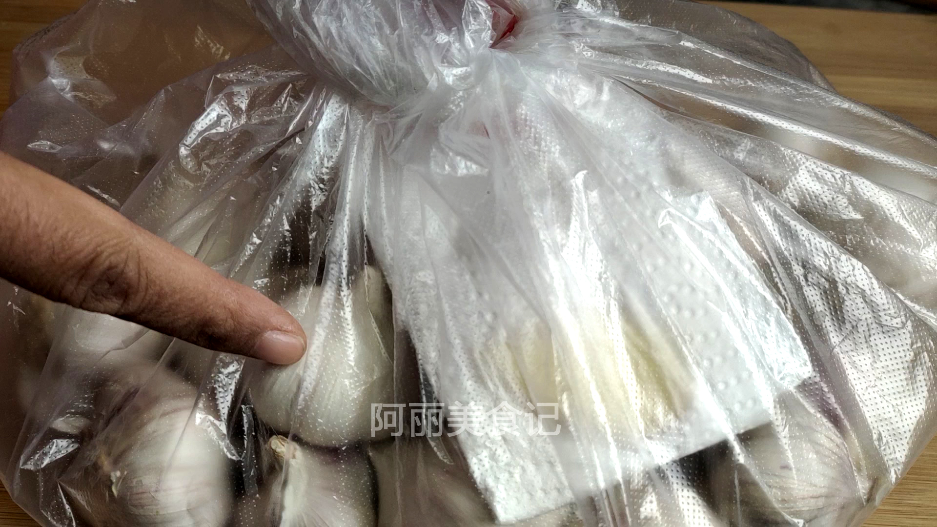 今天才知道，保存大蒜这么简单，放好久不发芽不干瘪，真好用