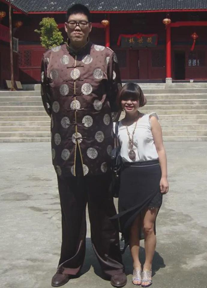 巨人王同心,浙江永康人,1971年出生,身高234米,体重150公斤,腿长1