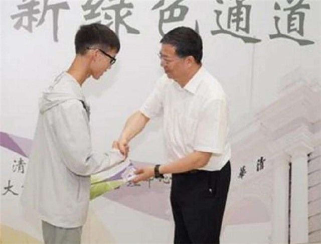 男孩713分上清华，却被酸“有啥用”：世道变坏，从否定努力开始