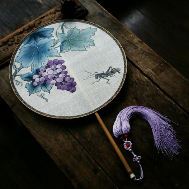团扇,因形状团圆如月而得名,也叫纨扇,罗扇.