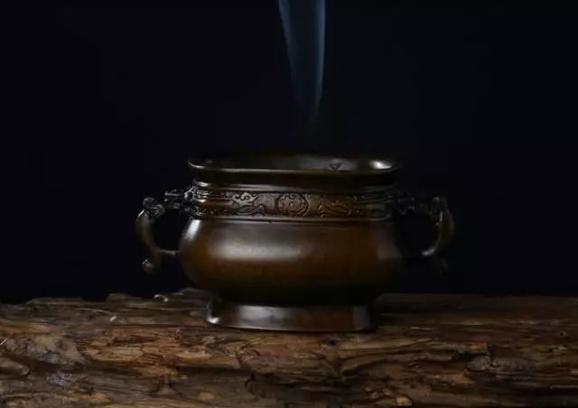 铜香炉：一缕青烟香四溢，案头雅器说铜炉