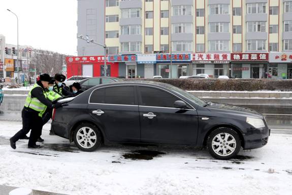 齐心协力应对雨雪寒潮天气，榆树市多举措保障群众生活和城市安全运行