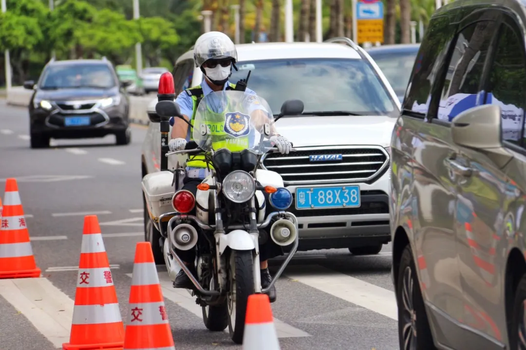 山东面包车珠海大道逼停奥迪,下车后猛拍车窗挑衅!交警调查结果有反转!