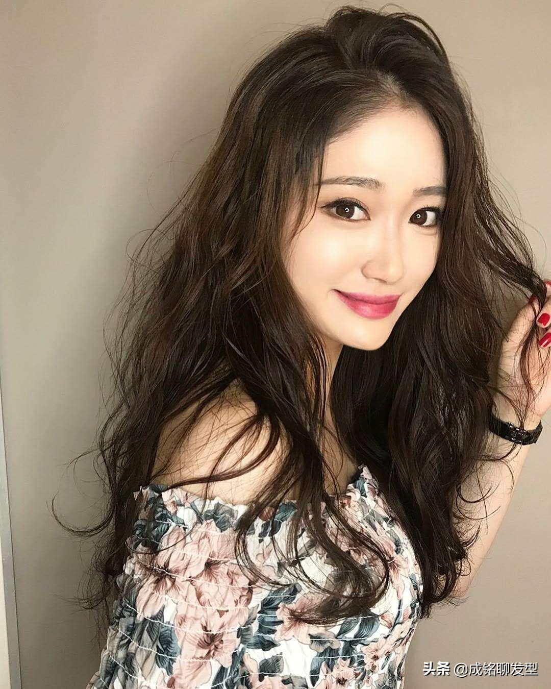 这10款精致时尚的长卷发今夏很流行，想换发型的小姐姐快来看看！