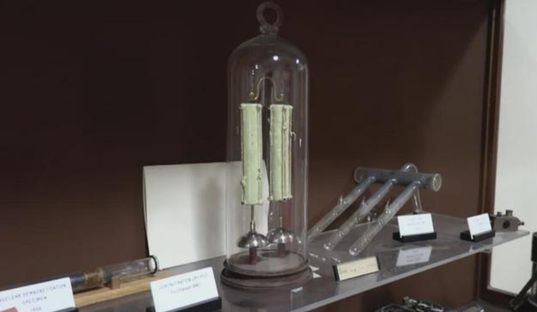 两节干电池，近180年驱动电铃敲了100多亿次，没人知道结构