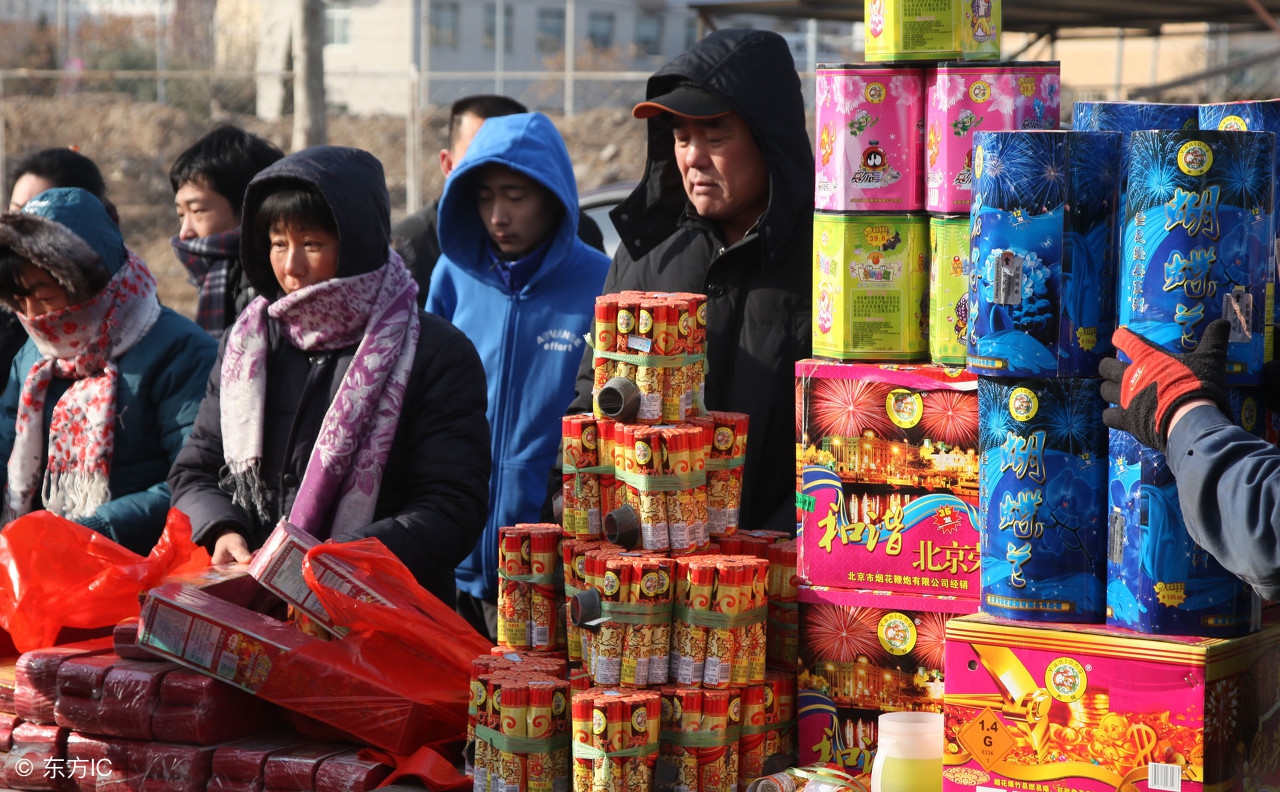 临到午夜鞭炮响起村头喧嚷起来鞭炮什么地响着