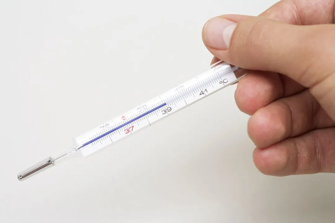 1,突然高烧,体温迅速上升至39℃到40℃,而且会持续发烧3~5天;2,用退烧