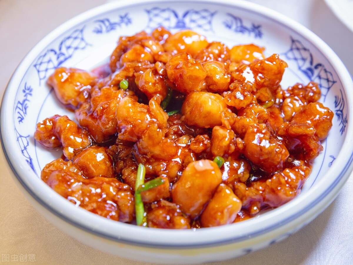 蚵仔煎也叫海蛎煎,起源于福建泉州,是一道常见的闽菜家常菜,也是福建