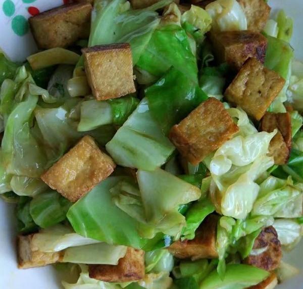将整颗包菜和豆腐在一起炒(豆腐和包菜在一起炒怎么做)