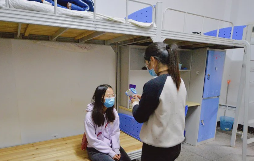 “贫民窟”大学宿舍遭学生嫌弃，环境“脏乱差”，新生表示想复读