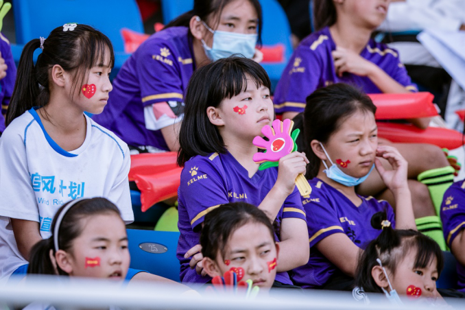 站上女超冠军领奖台，12岁的追风女孩因足球获得更多人生可能