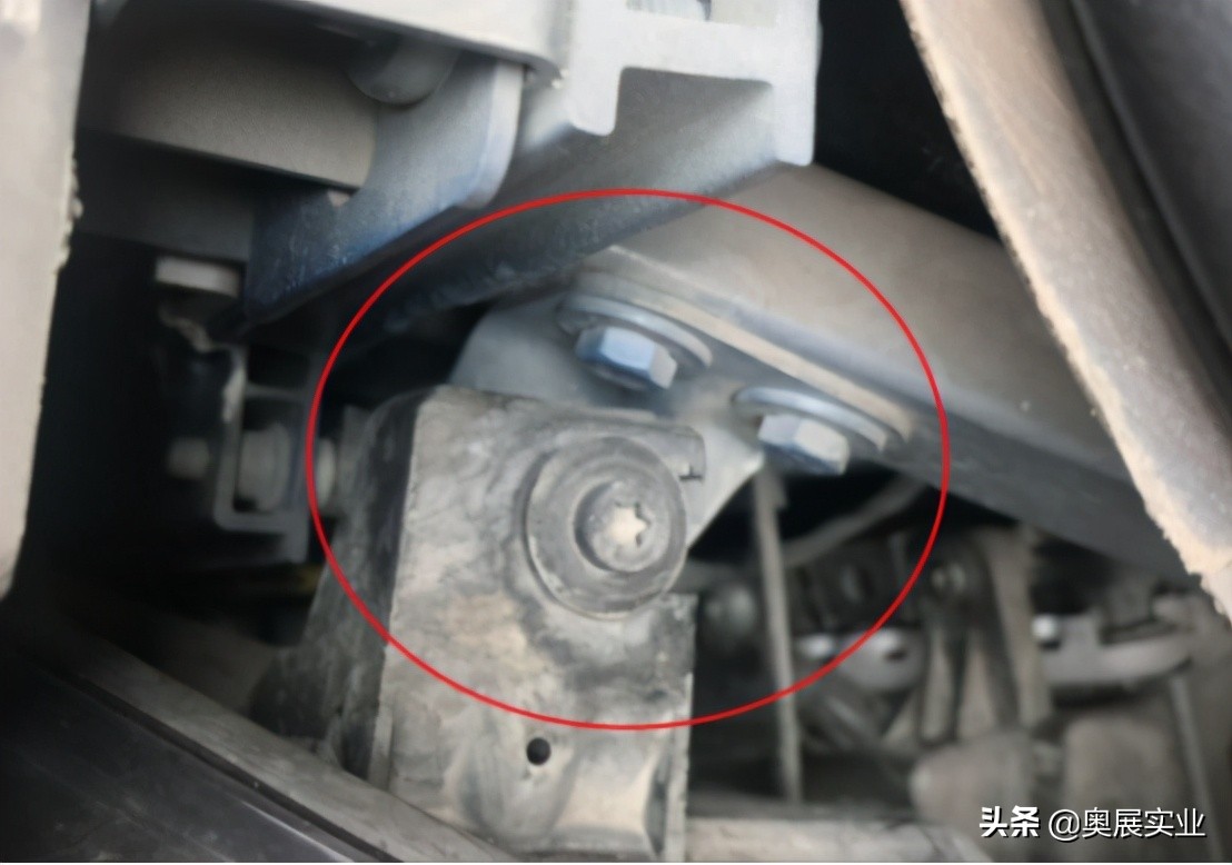 怎么区分事故车？看这几颗螺丝就对了