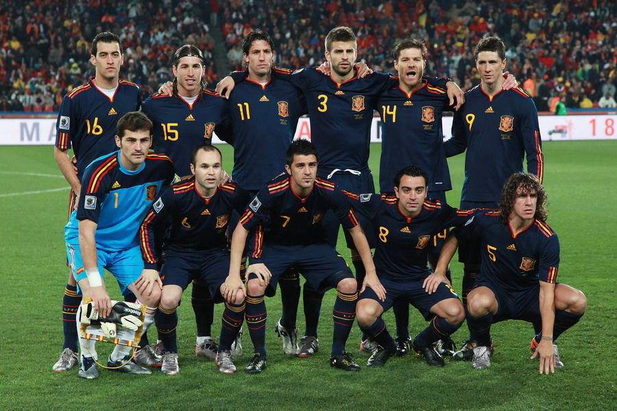2010世界杯足球叫（2010世界杯西班牙夺冠，真的抱了巴萨大腿吗？）