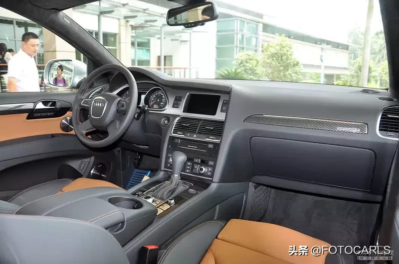 奥迪Q7 V12柴油版实拍,当年售价257万,这货能拖动一辆飞机