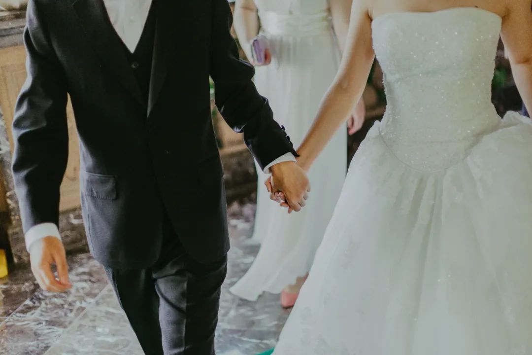 在你的婚礼挣钱的人：有人一个月赚五六万美元，有人贴钱又挨骂