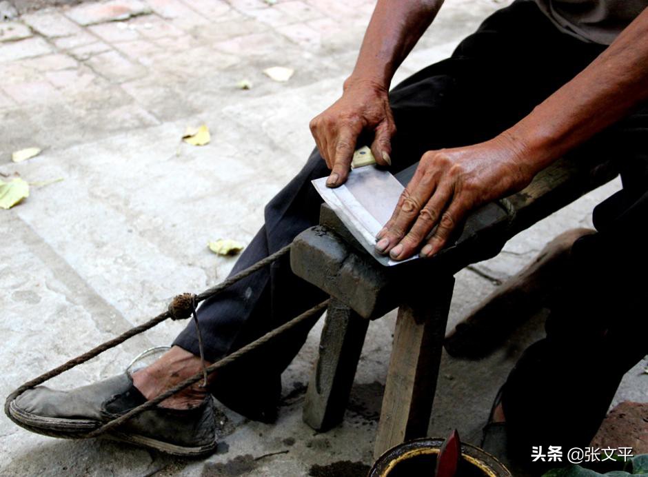鐾，磨刀使之锋利的意思，其始字是“剖”，你来说说到底对不对呢