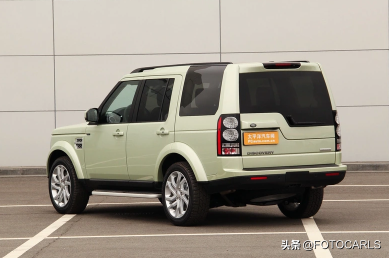 路虎发现四V6实拍，对标兰德酷路泽，售价102万，毛病一大堆？