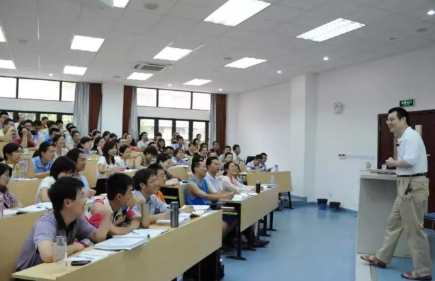 大学教授发型走红网络，每天“头顶祥云”上课，学生如临仙境