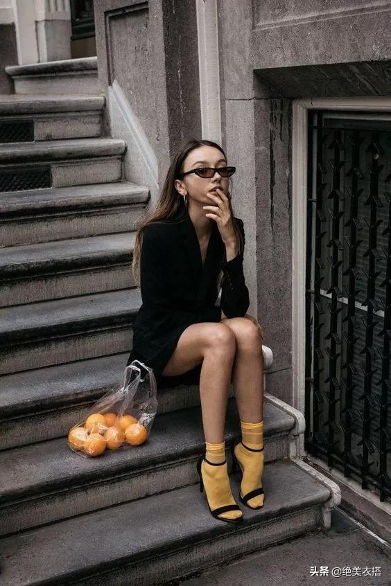 露脚踝不如露袜子？玩转袜子穿搭不用愁，这个秋冬秒变时髦精