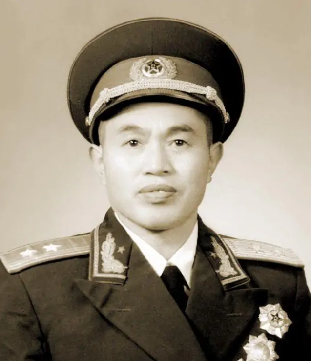吴氏三兄弟叛逃台湾，枪杀7名战友，周总理严令：去台途中打下来