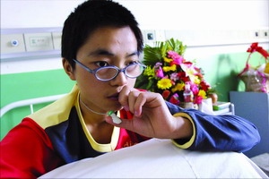 2004年，两少年扒上飞机起落架：一个被风吹下飞机，一个艰难幸存