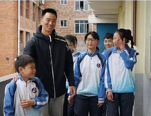 教师招聘男考生“4分”进复审，官方回应难以服众：因为男老师少