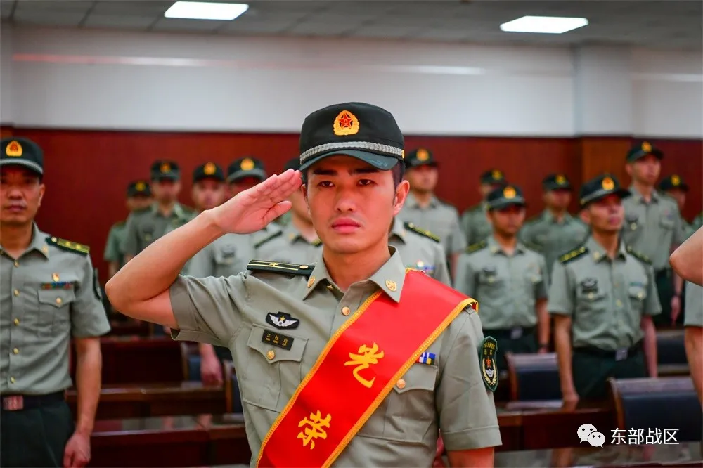 军官退役仪式，开始了