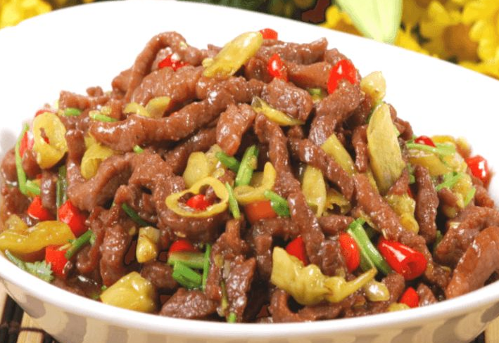 再用来烹饪菜肴,它是川菜不可以或缺的一样调味料,泡凤爪,野山椒牛肉