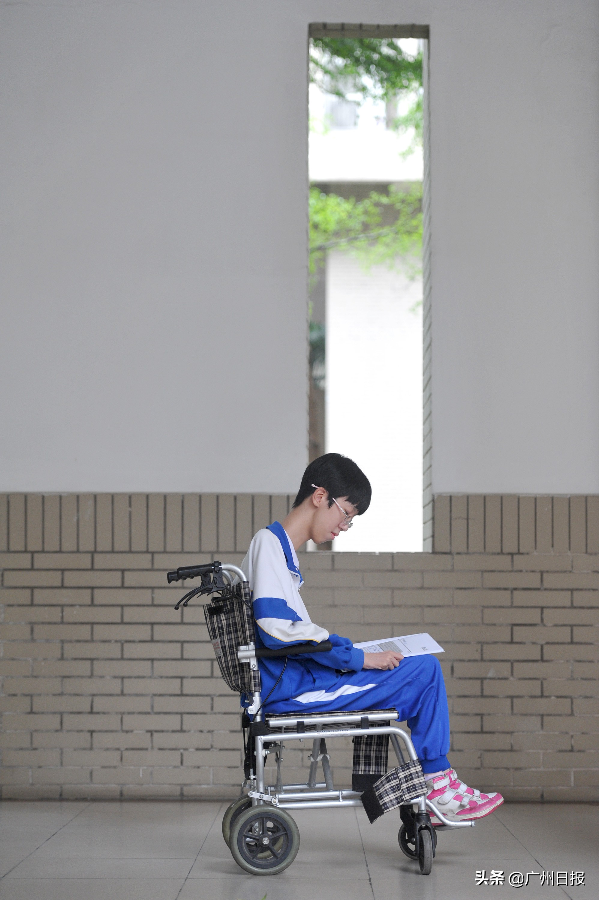 这个极重度残疾、说话都有困难的潮汕女孩，高分考上汕头大学