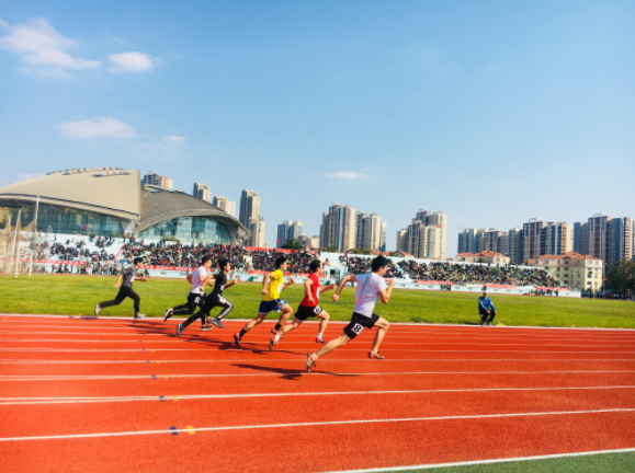 青岛大学举牌小姐姐火了，美若天仙，网友调侃：是青大“高攀”了