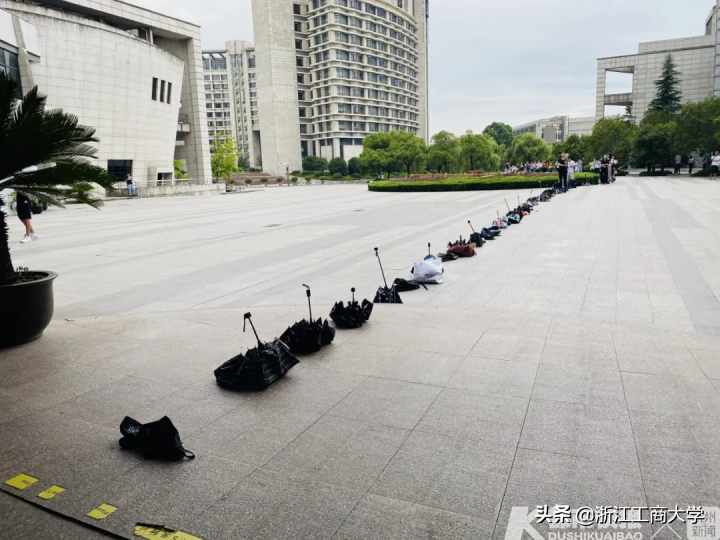 太拼了！每天一早学生都要排队占位，暑假里学校最热闹地方在这里！